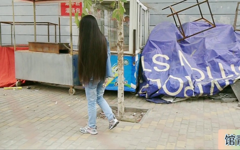 妈妈嫌泡泡头发太长碍事 趁着放假找人给她剪了 泡泡不想剪 想跑