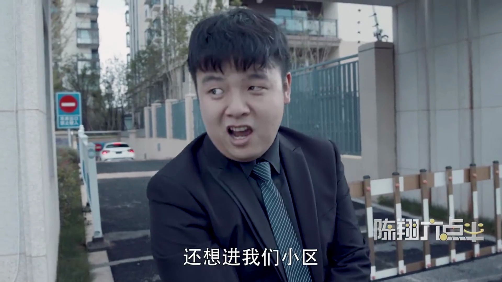 爆笑莫欺少年穷,猪小明表白球球被羞辱,不料十年后球球跪唱征服