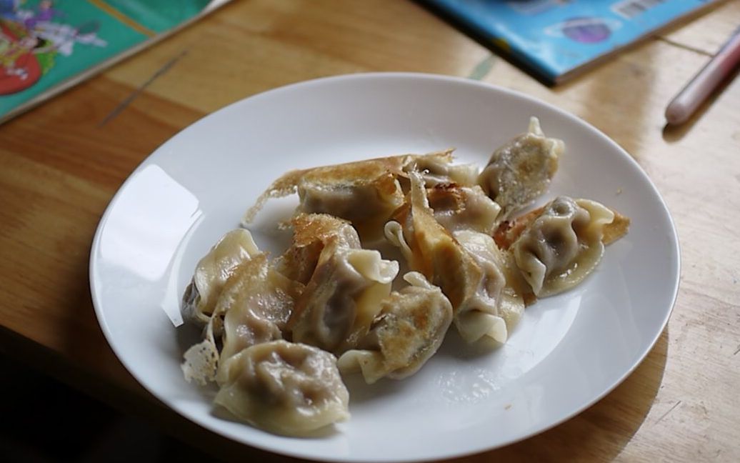 [图]半碗水，一小匙面粉，10分钟能把超市冷冻饺子做冰花煎饺，懒人食