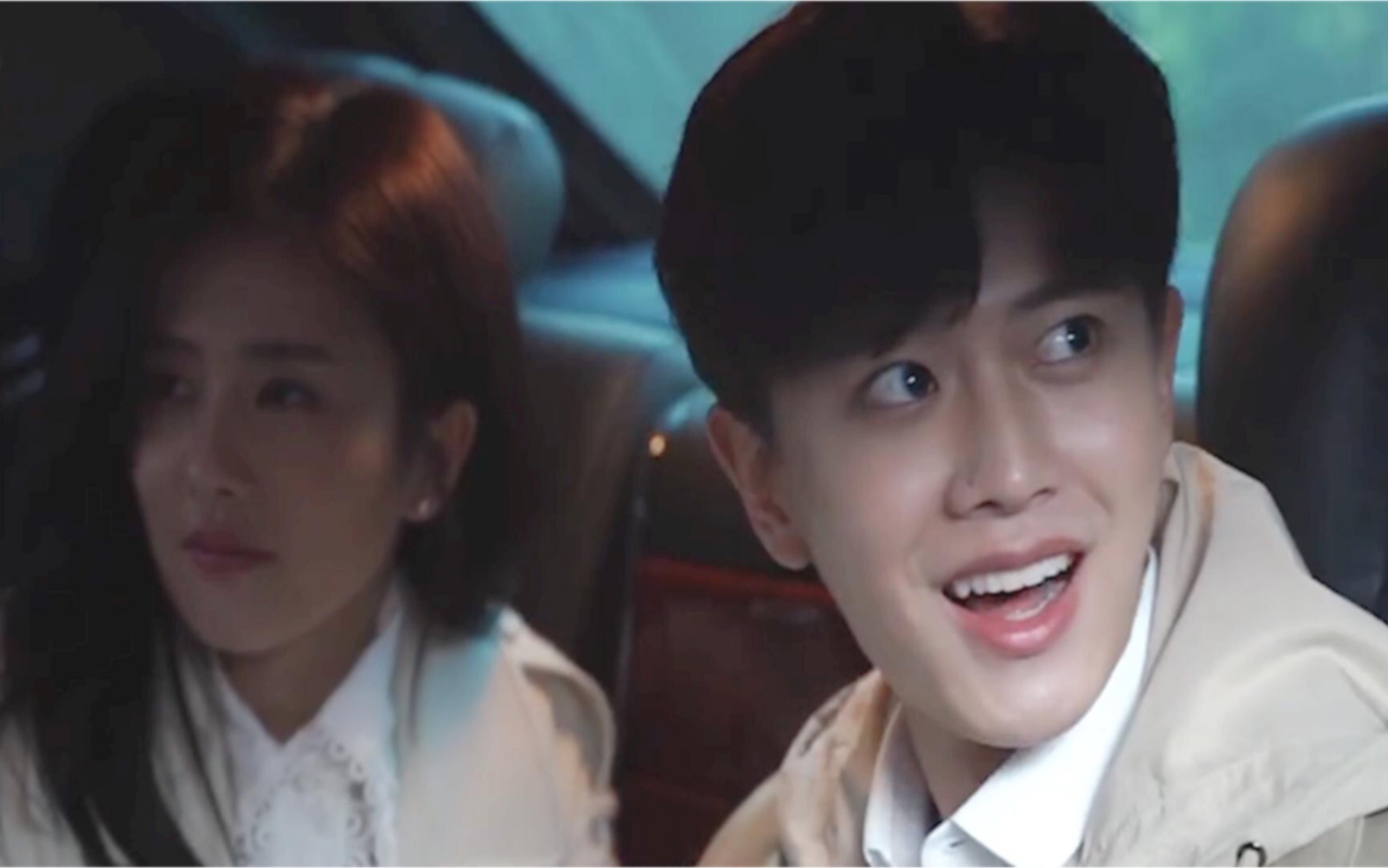 当任嘉伦看到自己与白鹿的吻戏时,竟对白鹿说出两个字,笑翻了!