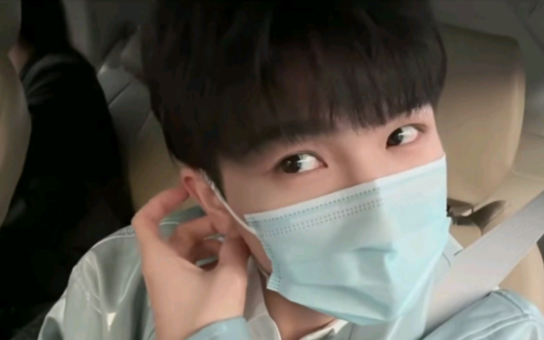 【周深】摘口罩闪亮登场,小柿子真企业级理解,加鸡腿