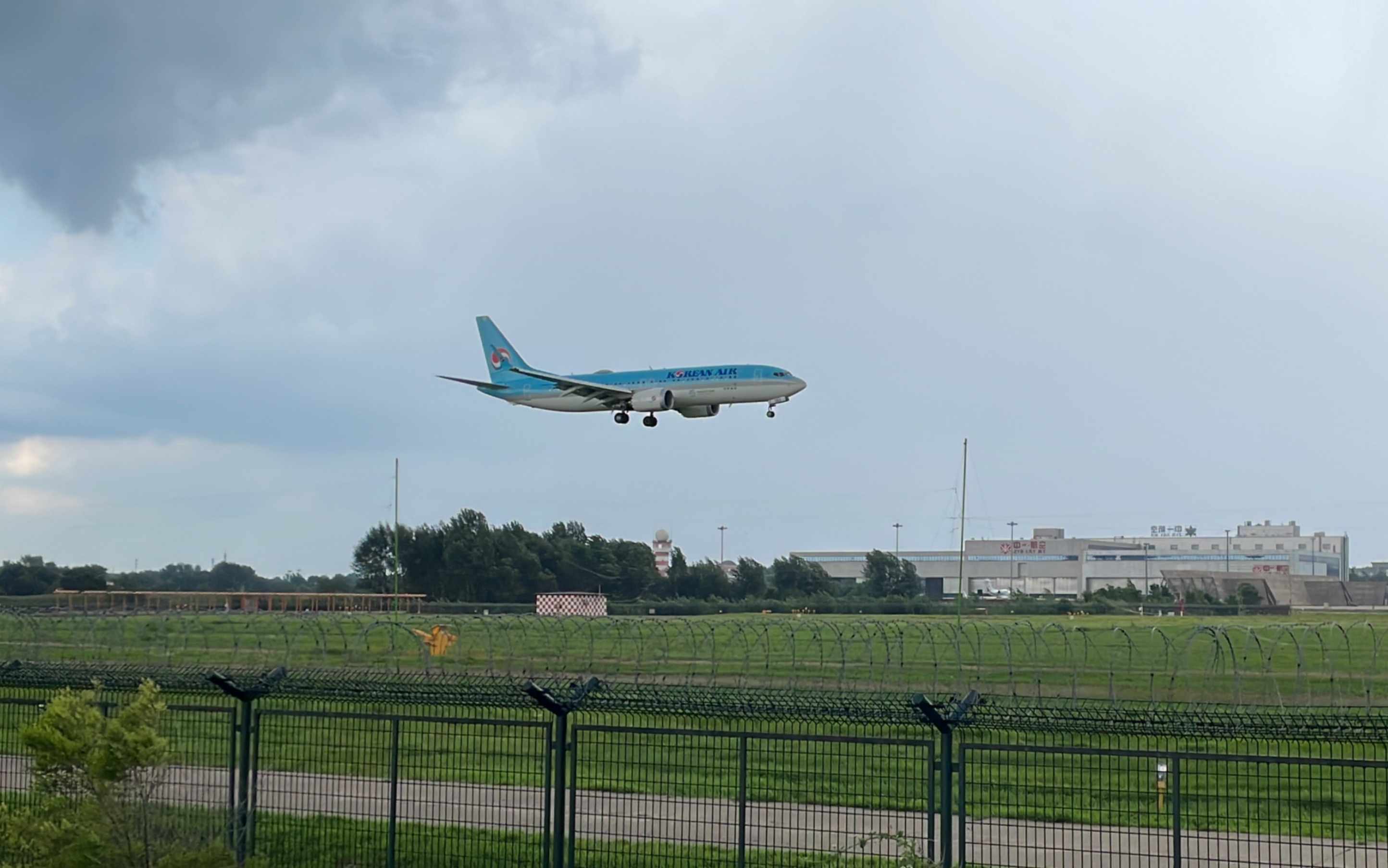 大韩航空hl8352 737max8小雨中降落