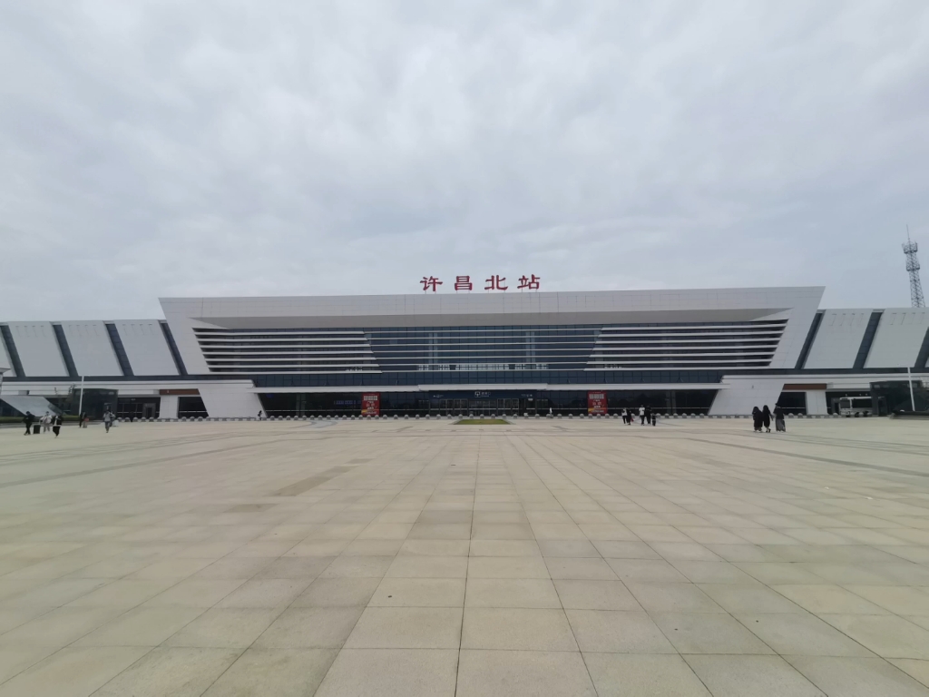 许昌北站d3356次列车进站