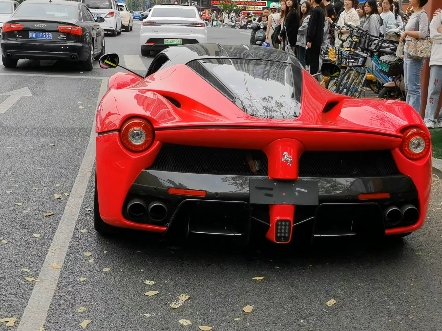 法拉利拉法开在闹市区回头率太高了