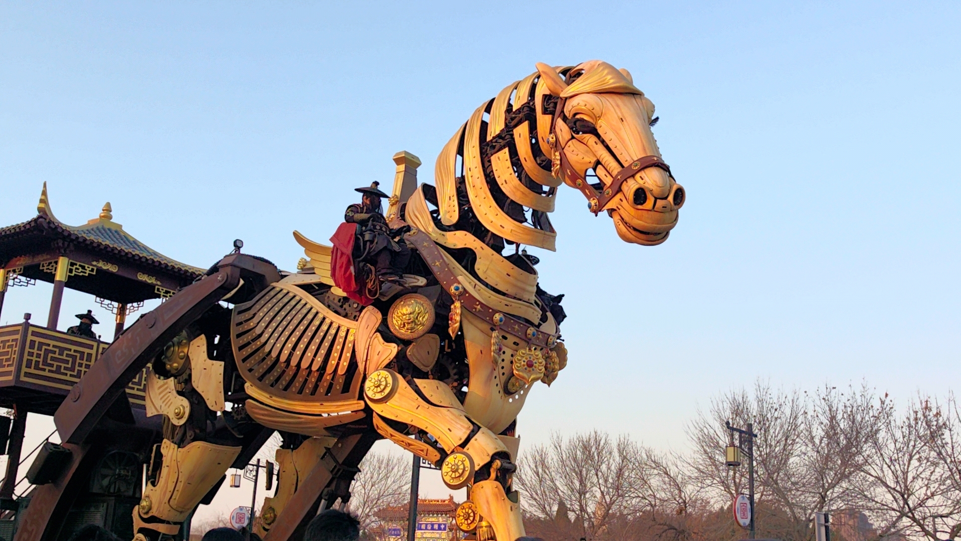 我去清明上河园看中华巨马,好漂亮呀!