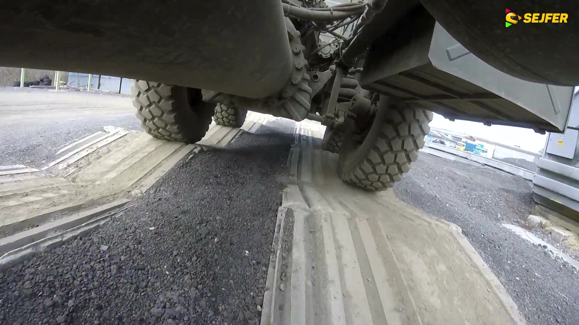 太拖拉卡车车底视角底盘视觉