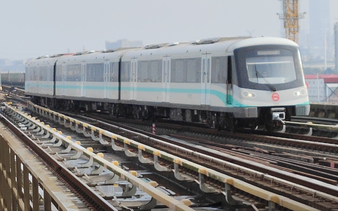 上海地铁16号线 普通车#1638—#1606(滴水湖方向)出龙阳路4站台交汇