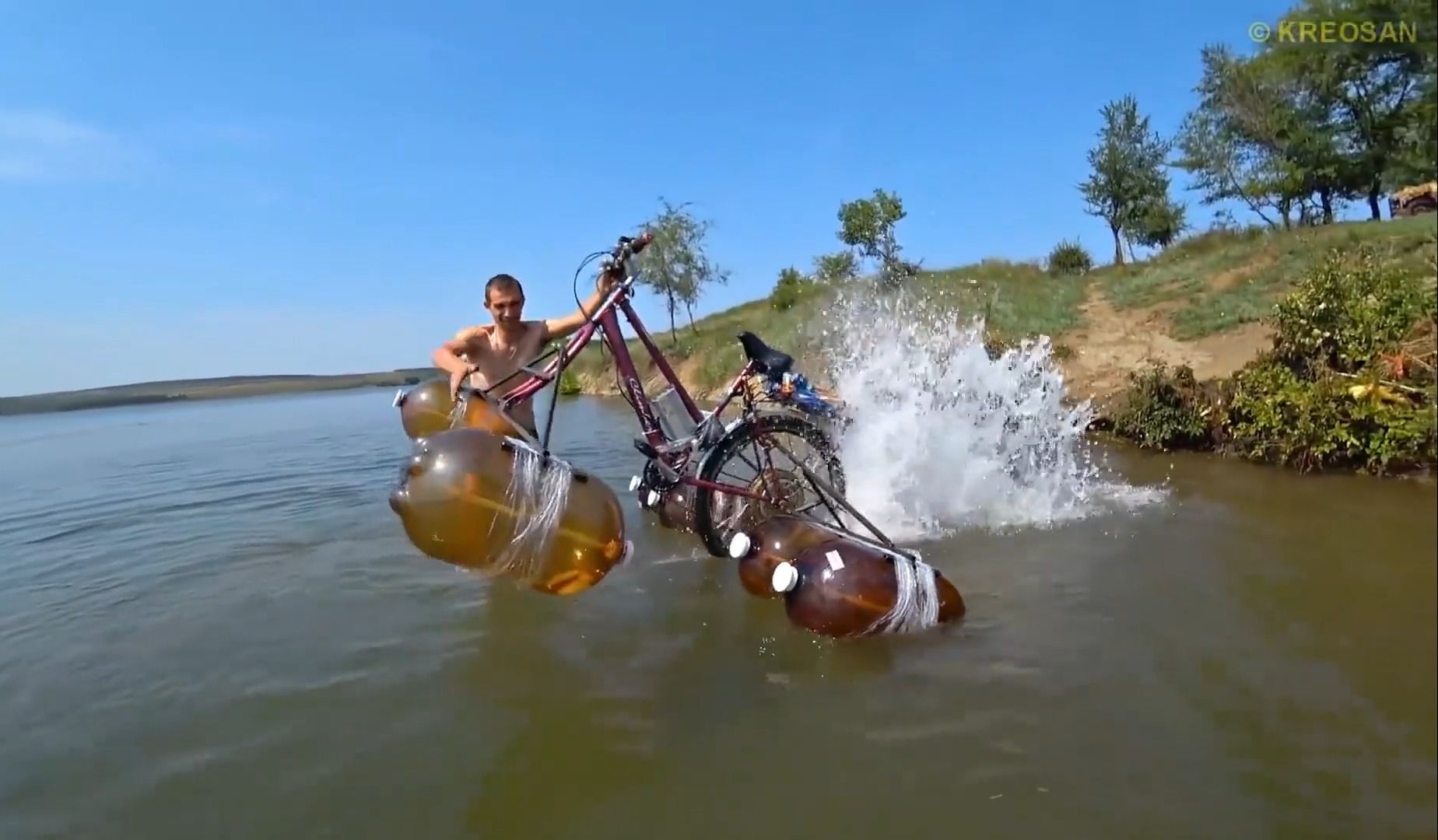 划船不用桨!战斗民族自制水上自行车,这也太酷了