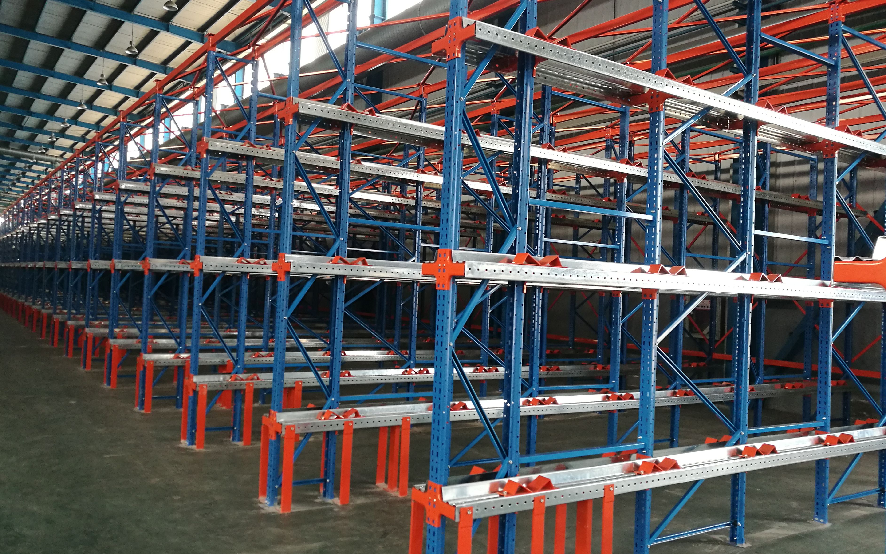 大开眼界贯通式货架竟然还可以存储卷料