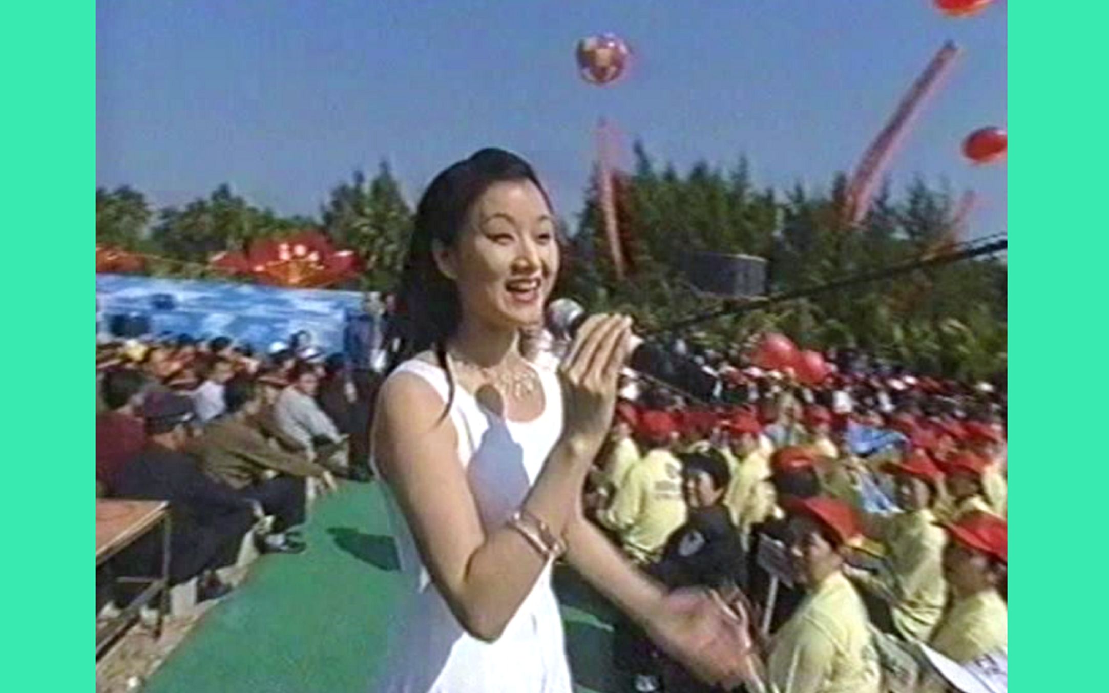 [图]宋祖英《越来越好》2002心连心海南慰问演出