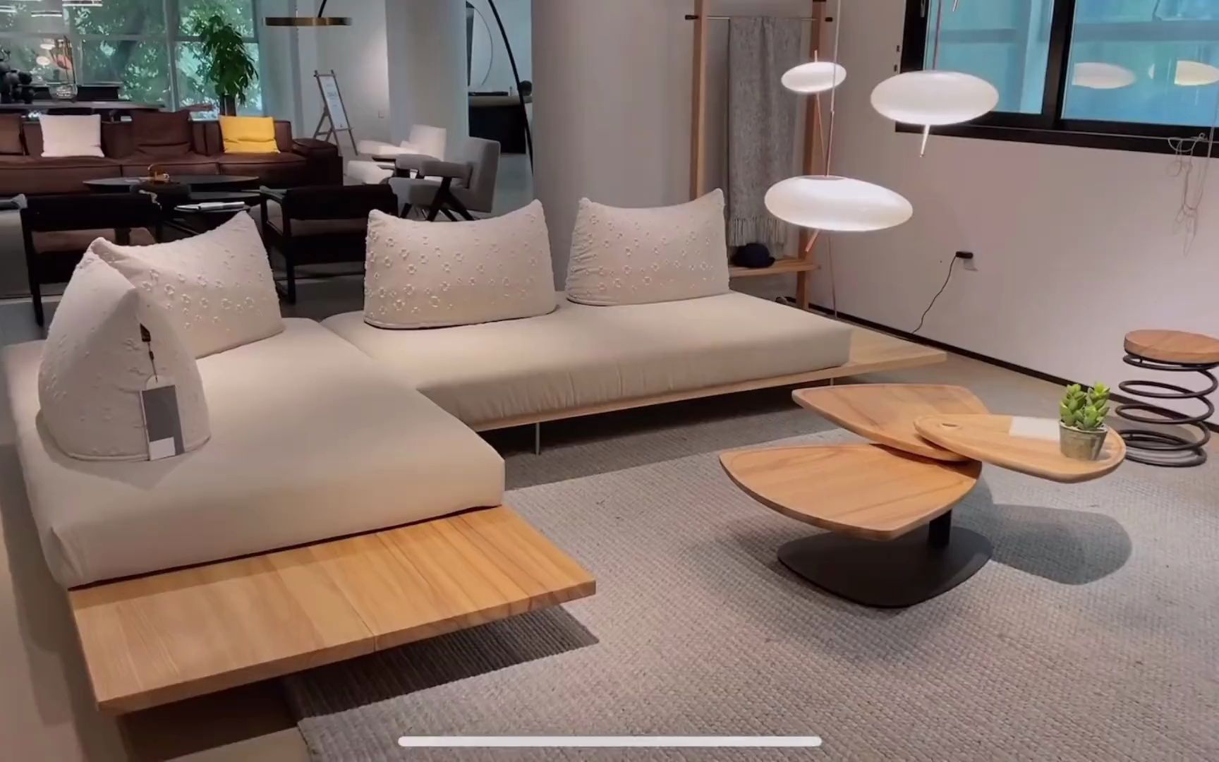 原木风还能悬浮的沙发.奶油风一样兜得住.关键是非常灵活多变