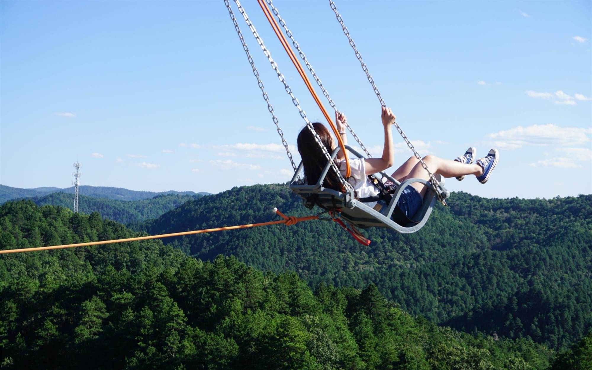 网红高空悬崖秋千钢丝脱落,游客经历惊魂瞬间_哔哩哔哩 (゜-゜)つロ