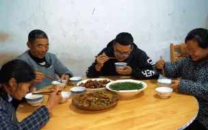 下载视频: 冬天上坡砍柴是对过年的期待，做一盘麻辣小酥肉，一口一块，真过瘾