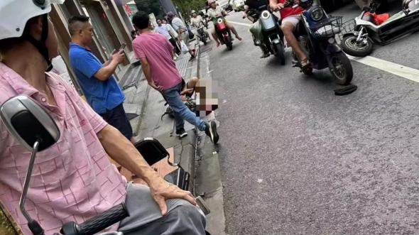 在他自己客厅横冲直撞,却遇到了大车无理取闹,只能坐在客厅边喊叫哔哩哔哩bilibili