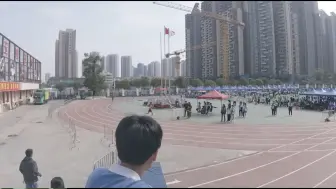 Video herunterladen: 中考完了，回顾下校运会拉飞百米无人区的800米吧