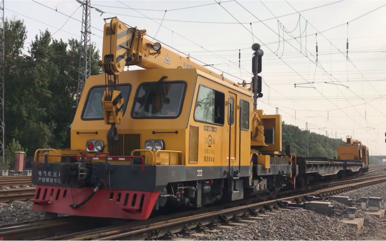 于虎线转弯桥站沈阳工务段金鹰qgc-16型铁路轨道吊车两节平板车金鹰