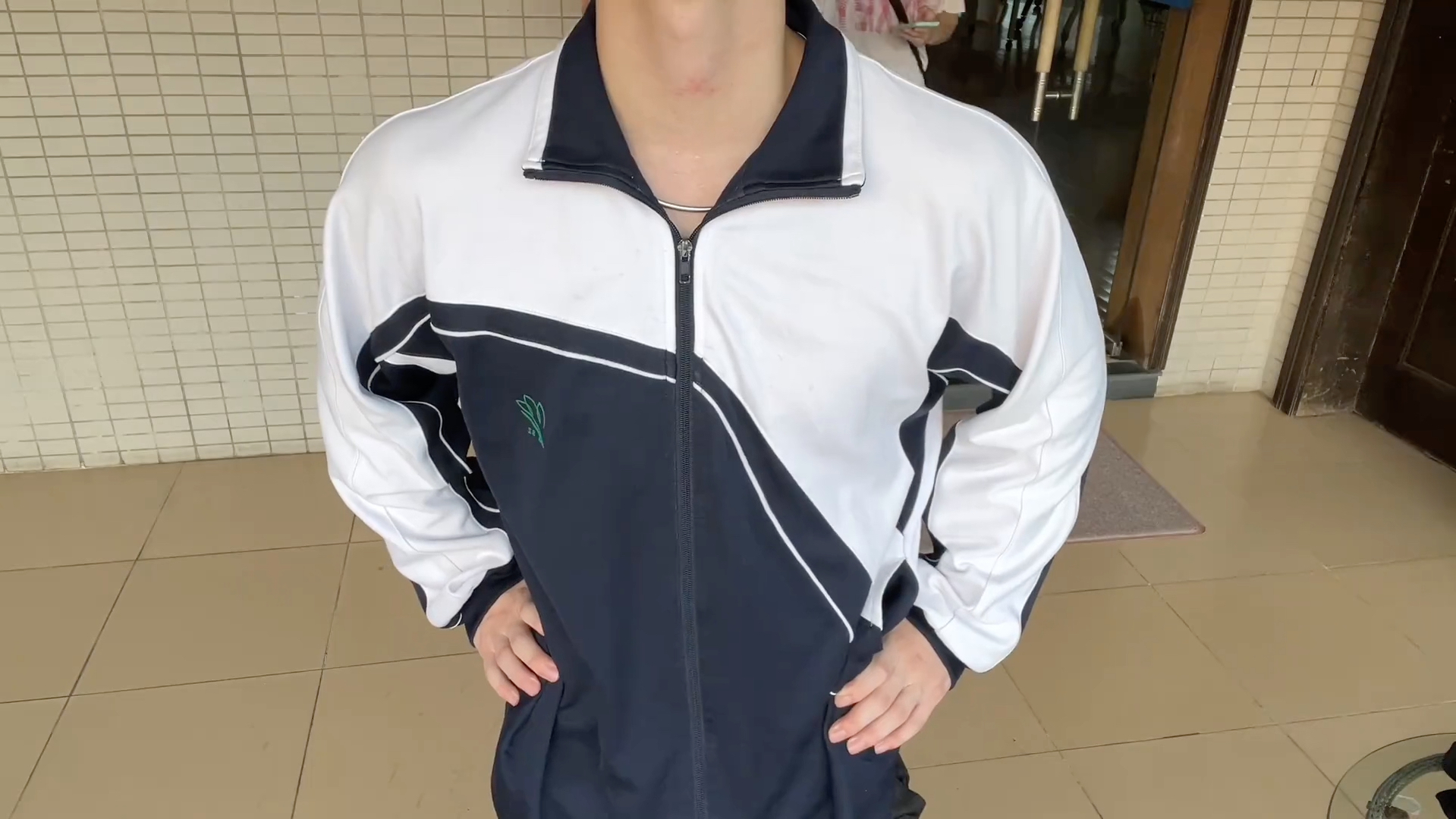 当瘦弱不堪的男孩子脱掉校服外套.