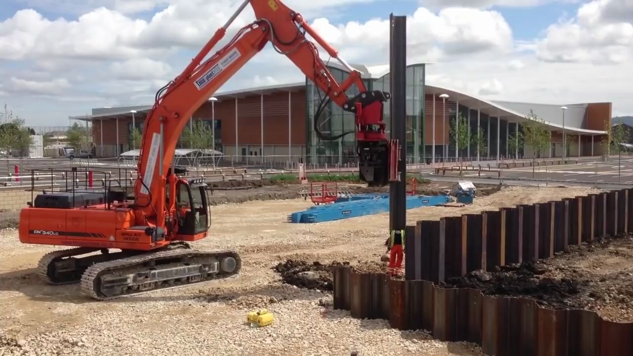 斗山dx340挖掘机侧夹式振动打桩机作业