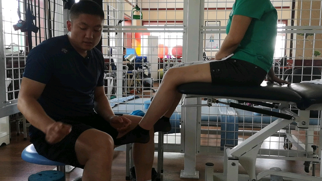康复师实战掰腿演示满满的干货细节助你早日全角