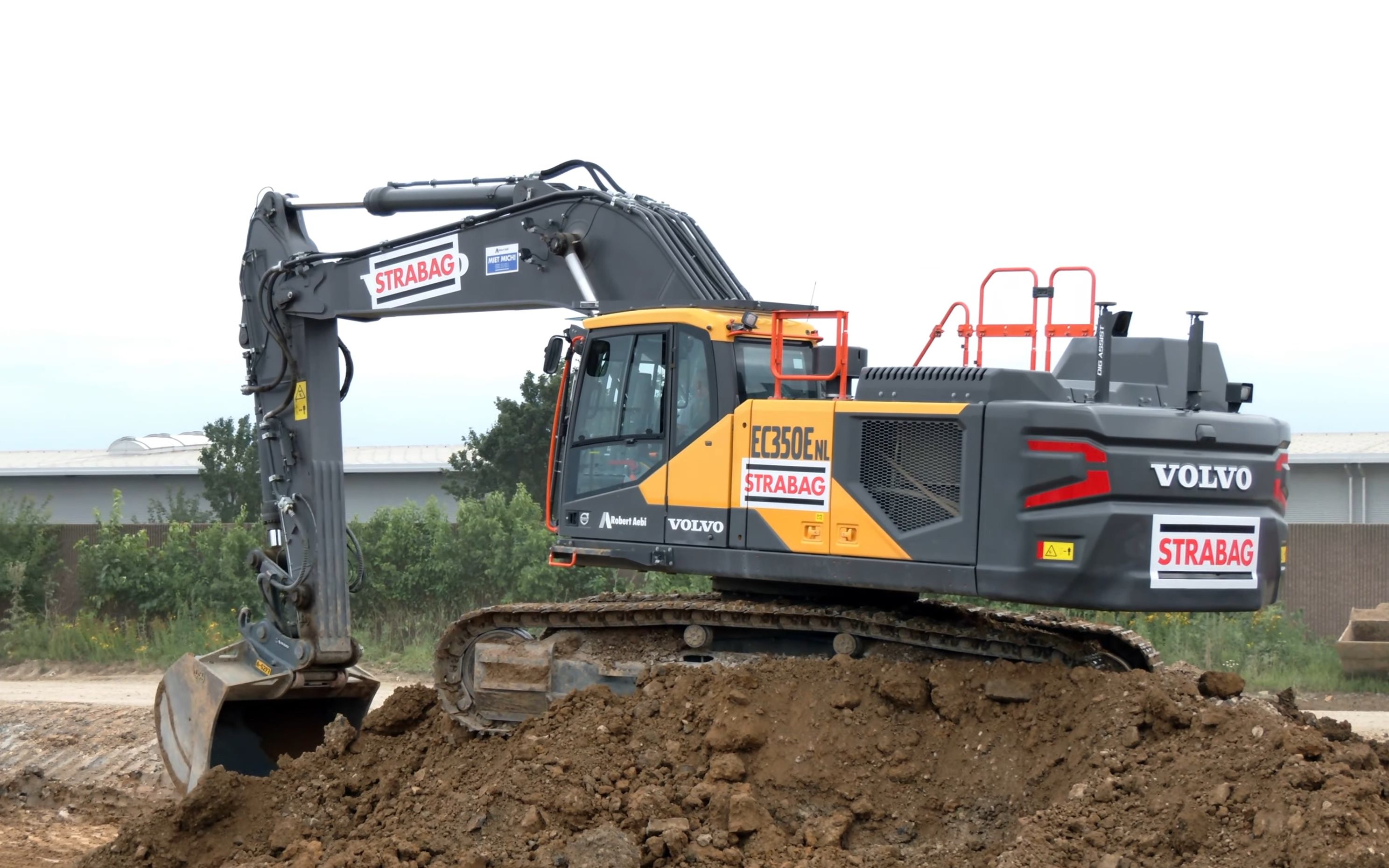 沃尔沃ec350e挖掘机土方装车施工4k