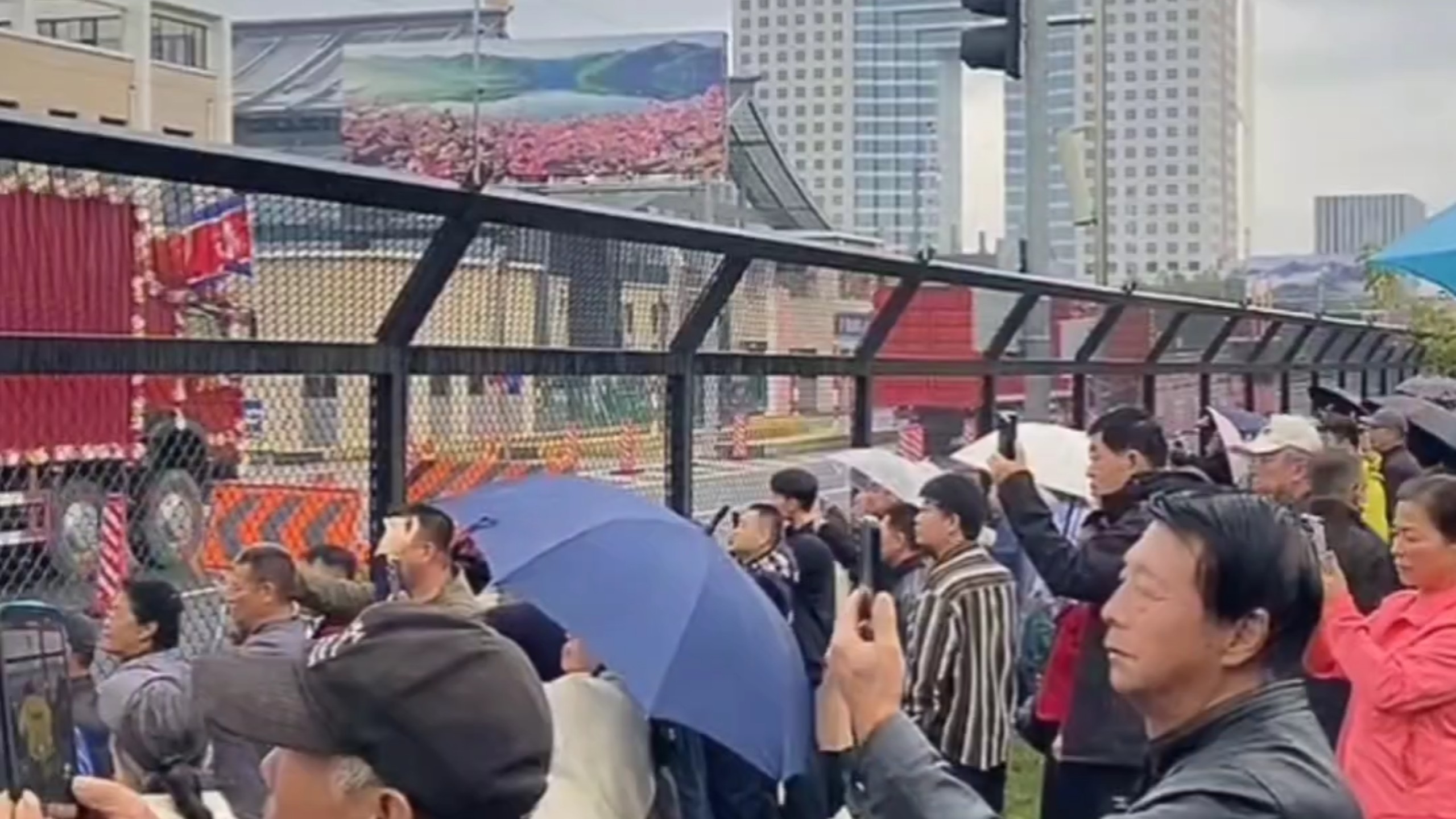 现场直击：10月15日中朝新鸭绿江大桥正式开通，人山人海非常壮观！