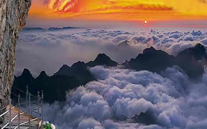 蹲守三天三夜,无人机幸运返航,拍到的秦岭云海晚霞,献给所有保家卫国