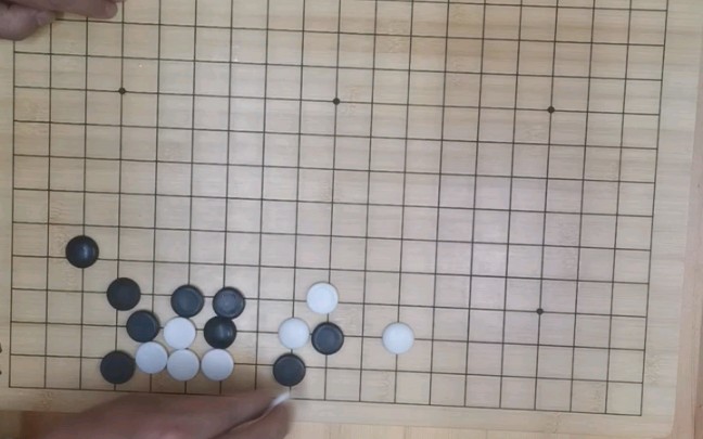 围棋中级手段:破坏拆二的一个妙手 拆二一般来说是很坚固的,但是有的时候可以用妙手冲击. 这个手段适合5级—4段之间学习.教学