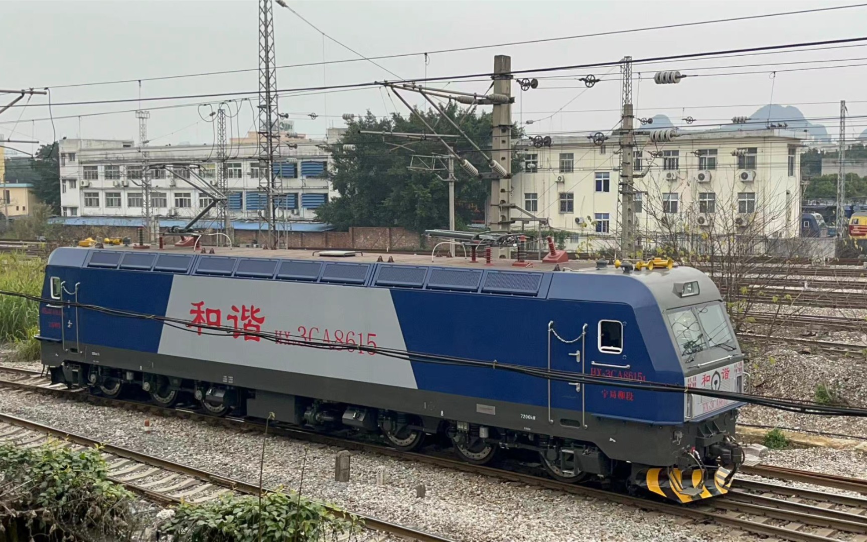 和谐电3ca8615牵引敞车出柳州南站3道