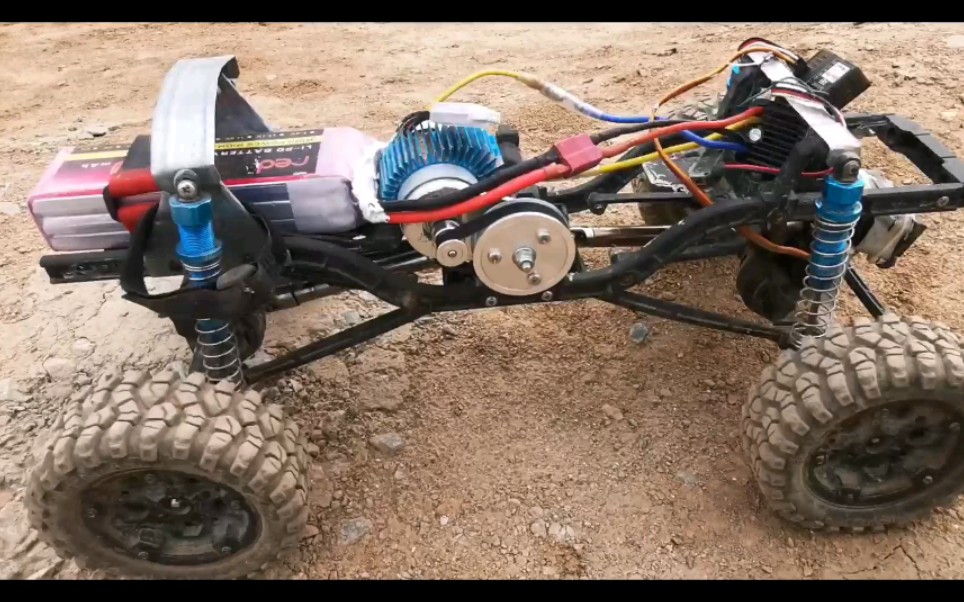 rc恒冠攀爬车改装铝合金皮带传动伞土地上试车