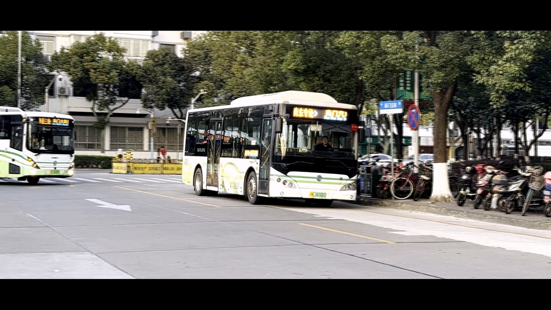 上海公交 崇明巴士 南东专线 沪a38306d