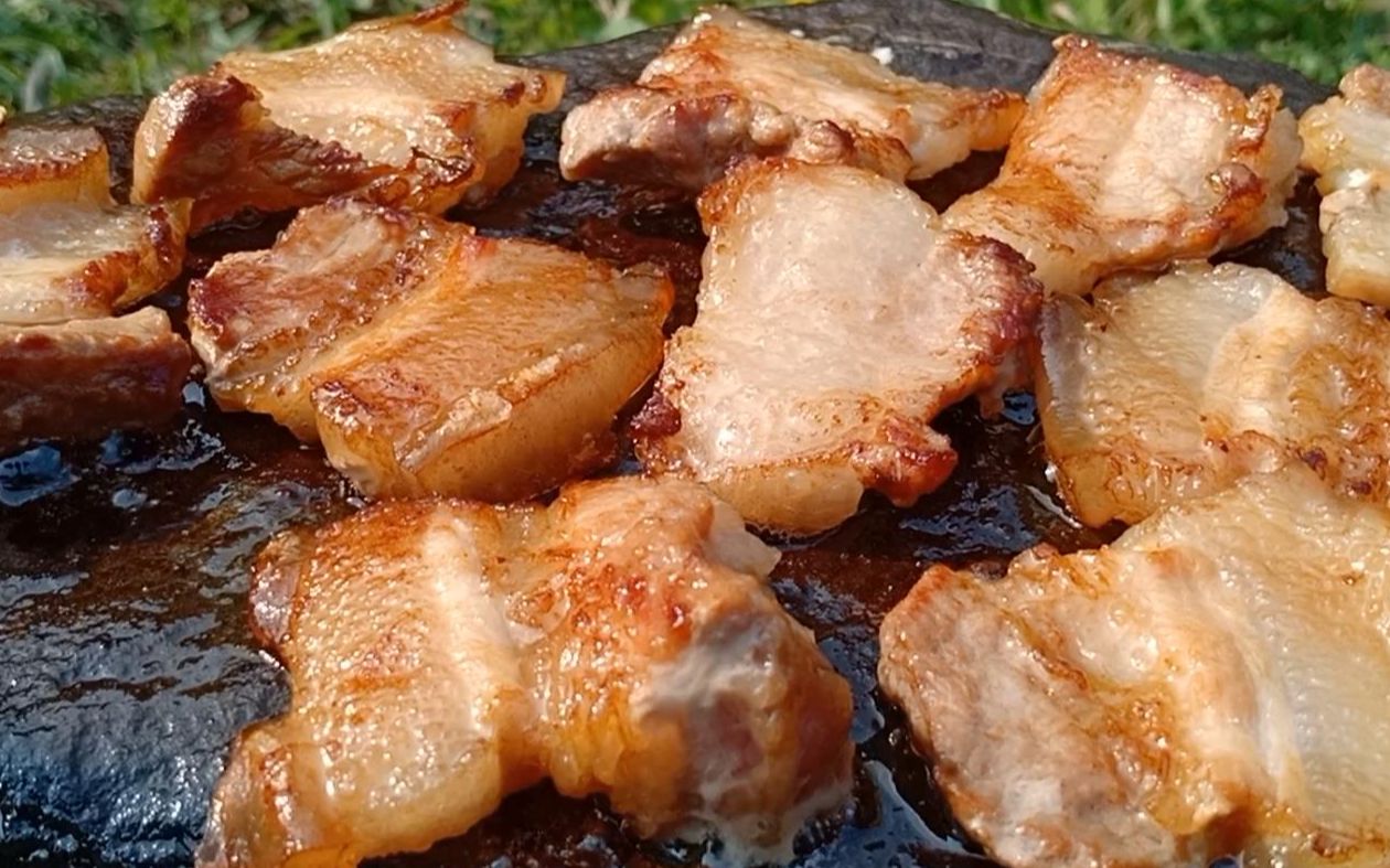 食仙在深山做五花肉用一块石板就可以了看起来真不错