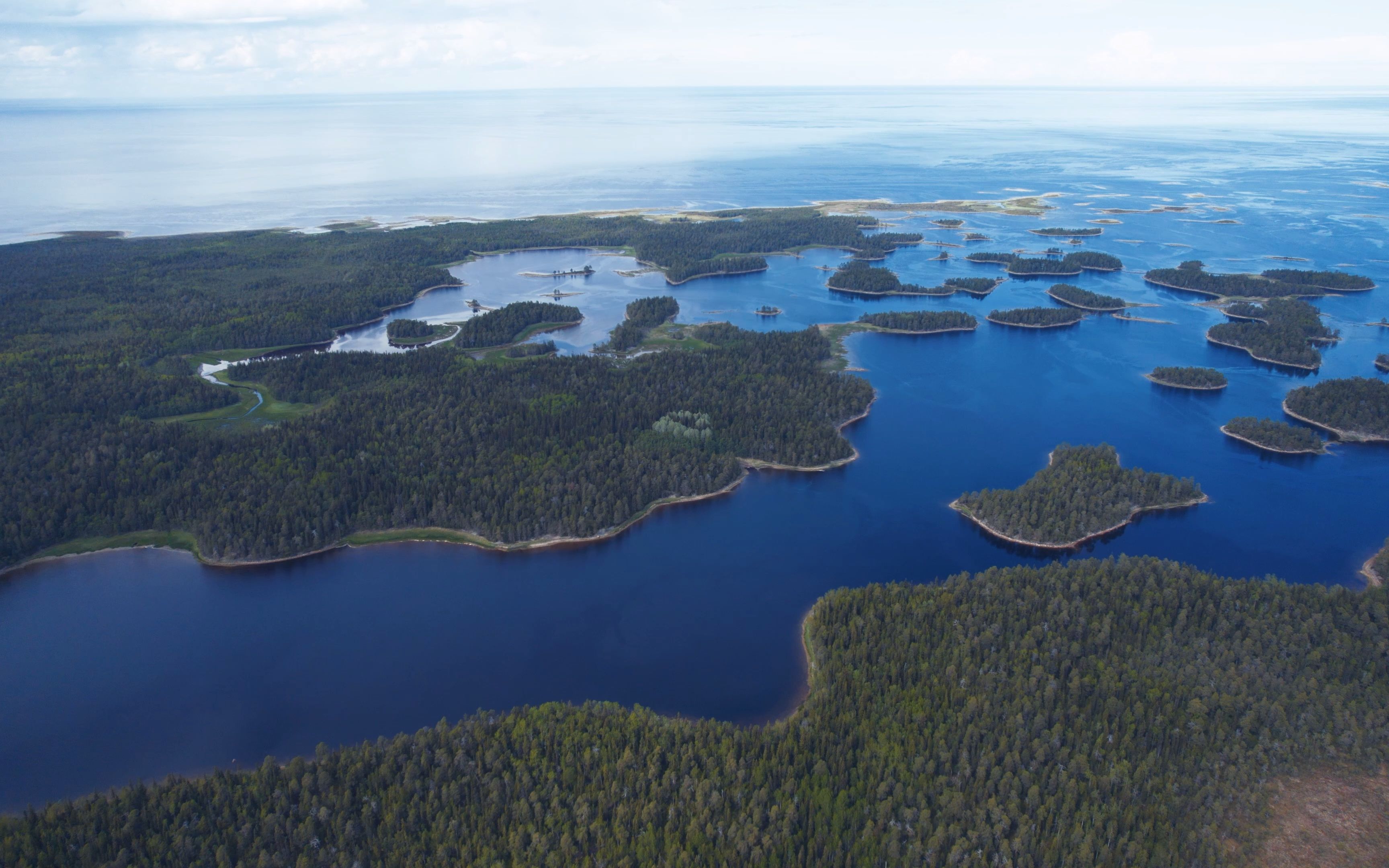 在俄罗斯白海上的索洛维茨基群岛,有蓝宝石般的湖泊,青翠的森林和微小