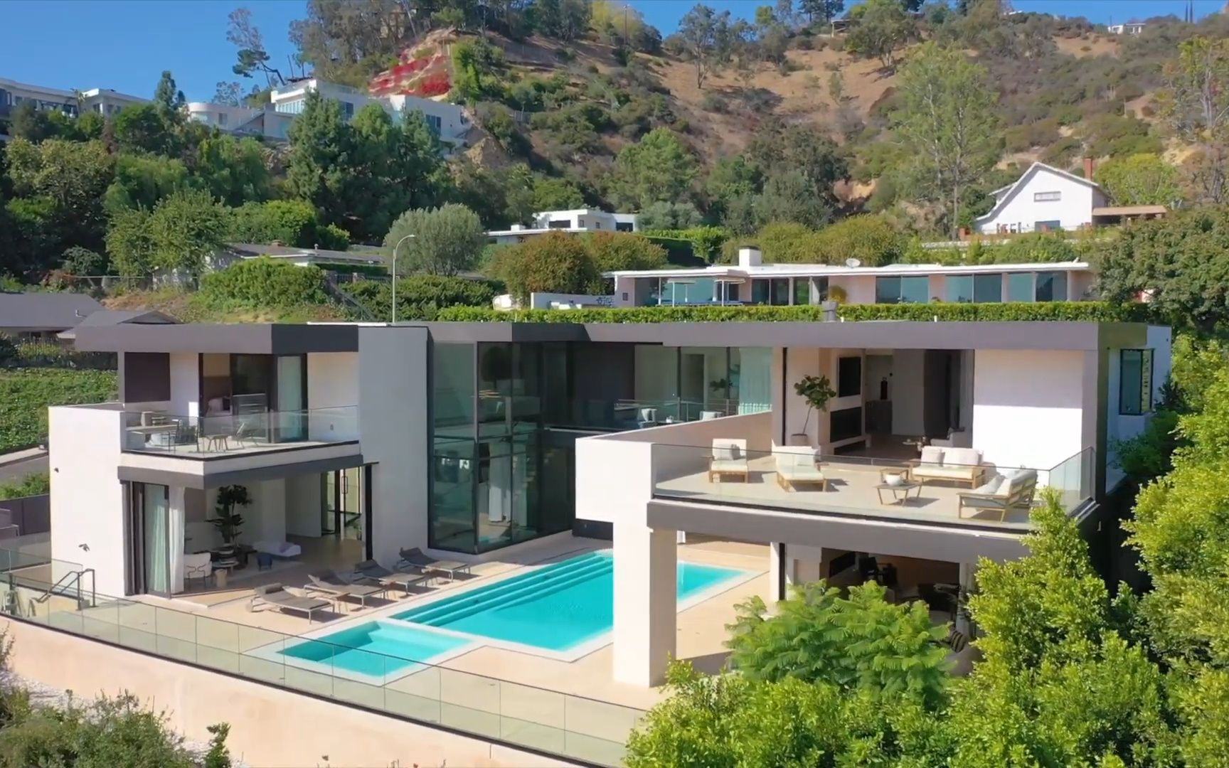 月 8.5 万美元,位于洛杉矶的现代化住宅,设施齐全,可欣赏全景