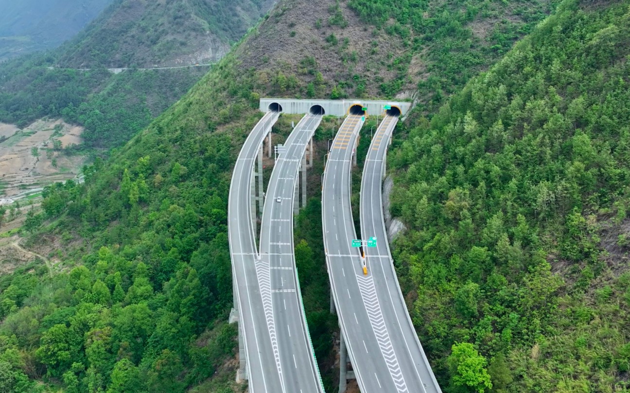 贵州大山中的高速公路,不是桥梁就是隧道