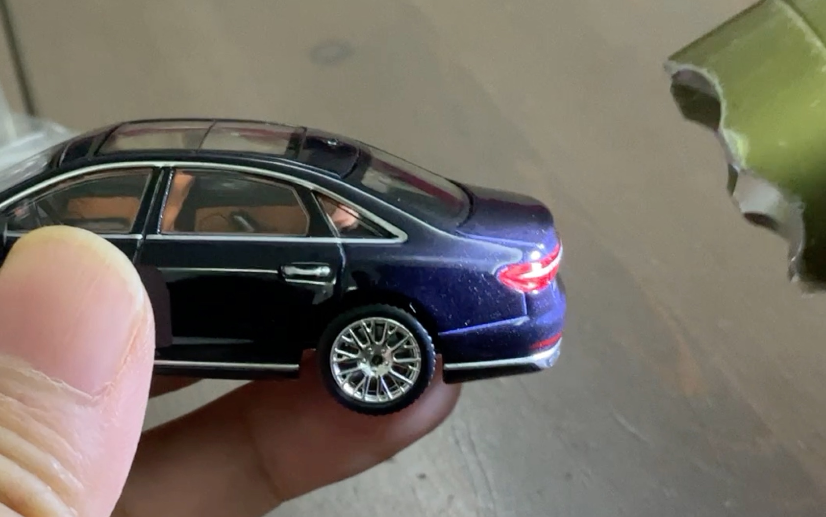 仔细看的确照出来是蓝色!jkm奥迪a8合金1/64车模新刷色