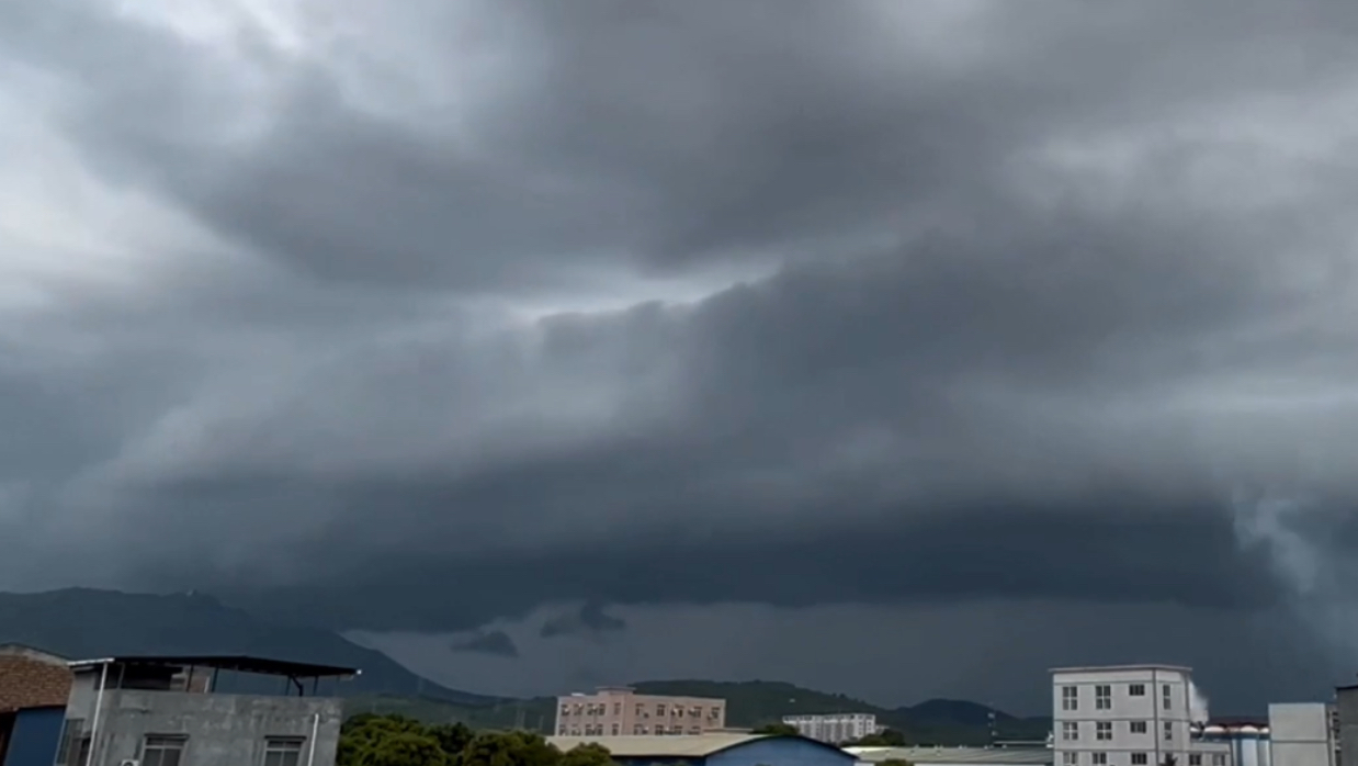 密集地闪过后出现巨大弧状积雨云