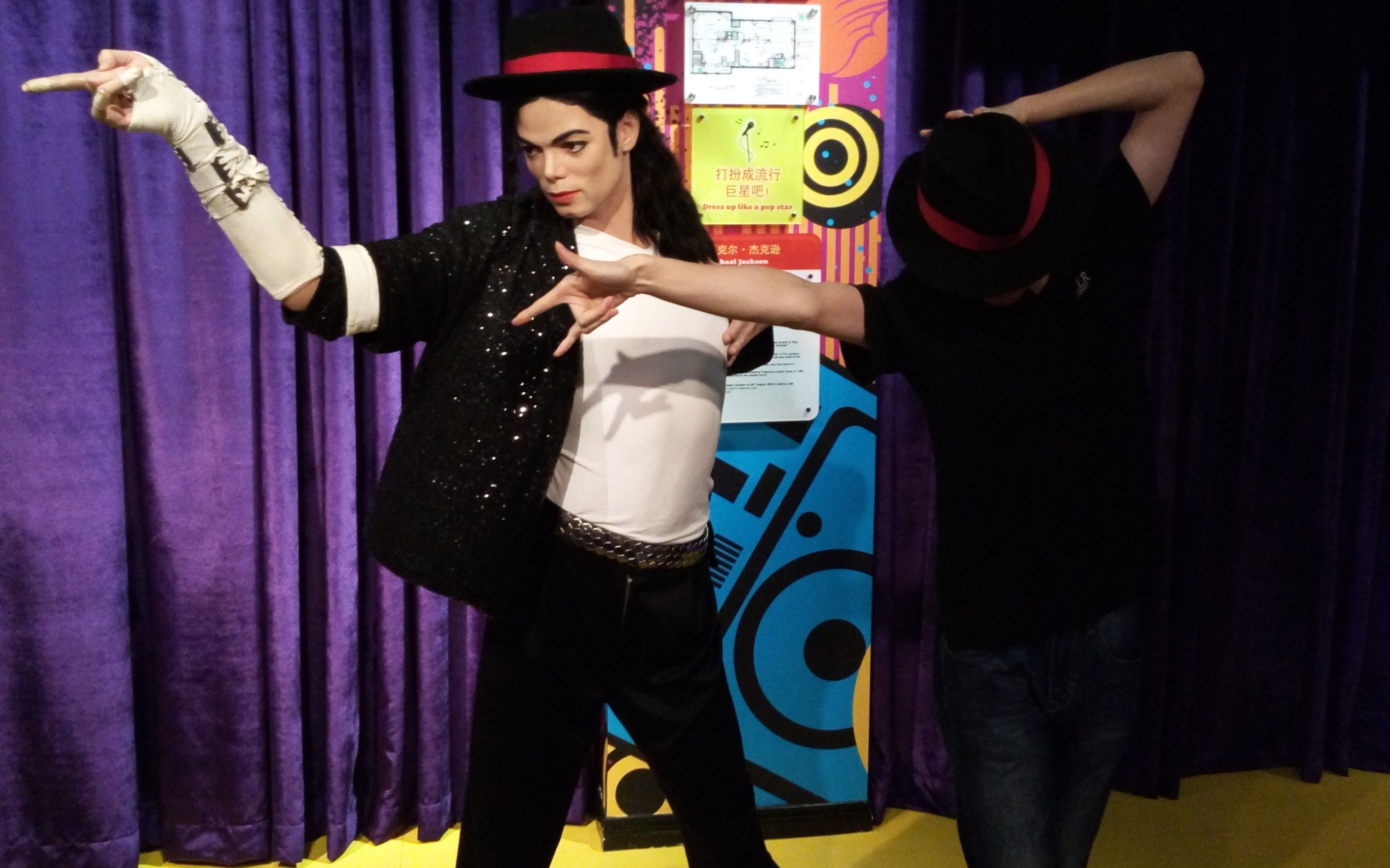 14年大学街舞大赛上的mj风格即兴表演冠军节目