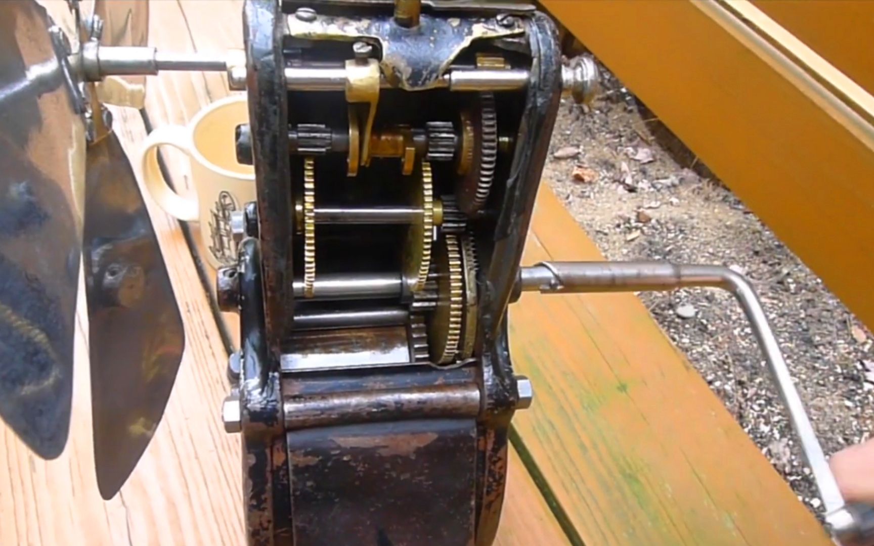 112年前的重型机械发条风扇手摇杆上发条1分钟就能转半个小时