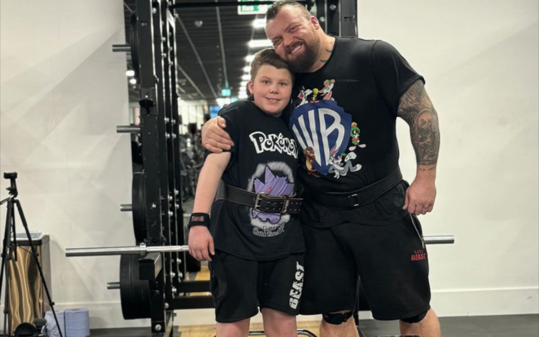 大力士艾迪霍尔11岁的儿子硬拉重量已突破100kg . 来自野兽的力量传承