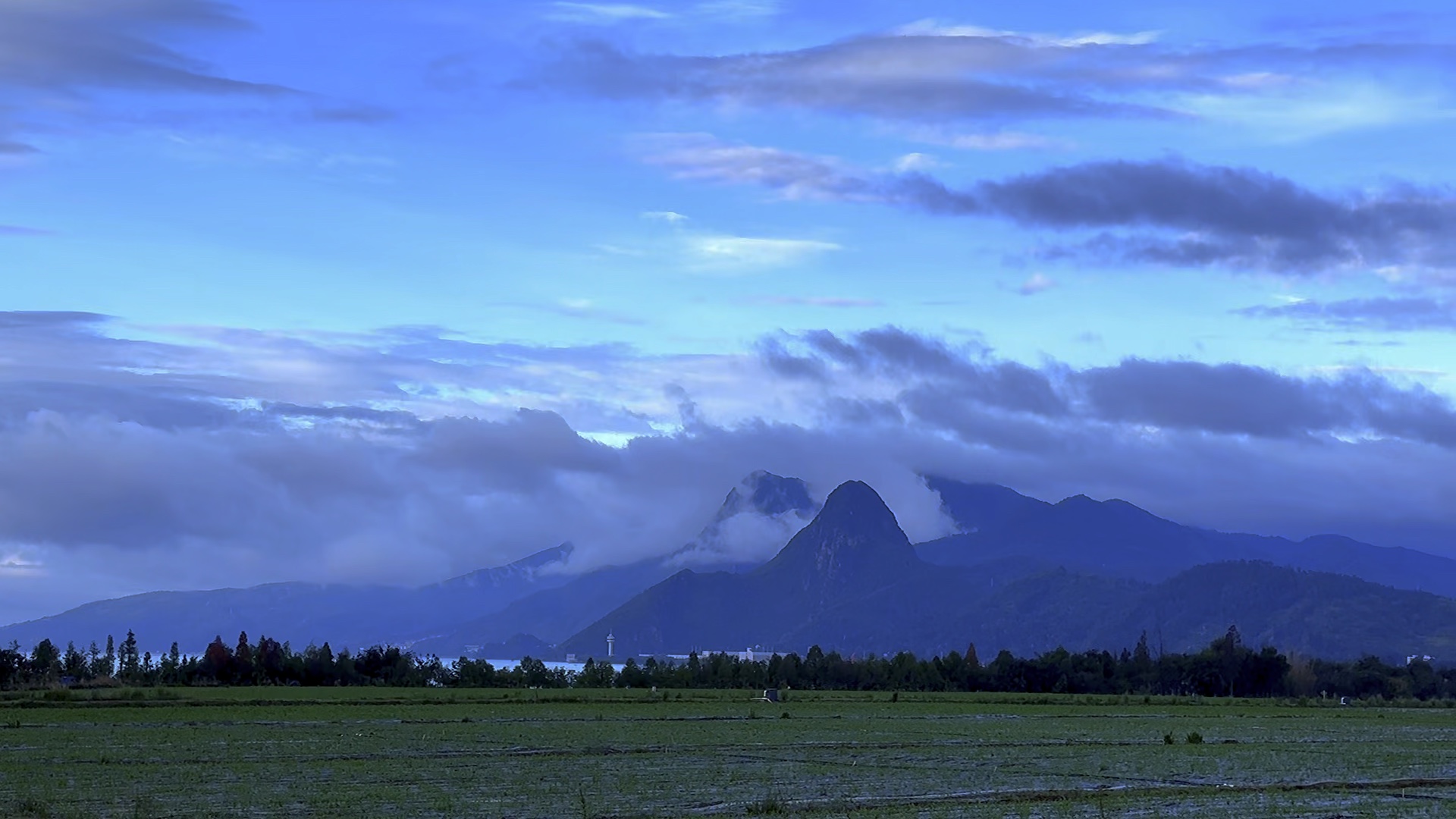 晨曦初照抚仙湖,云朵翩跹舞碧空.变幻无穷天作画,湖光云影共相融.