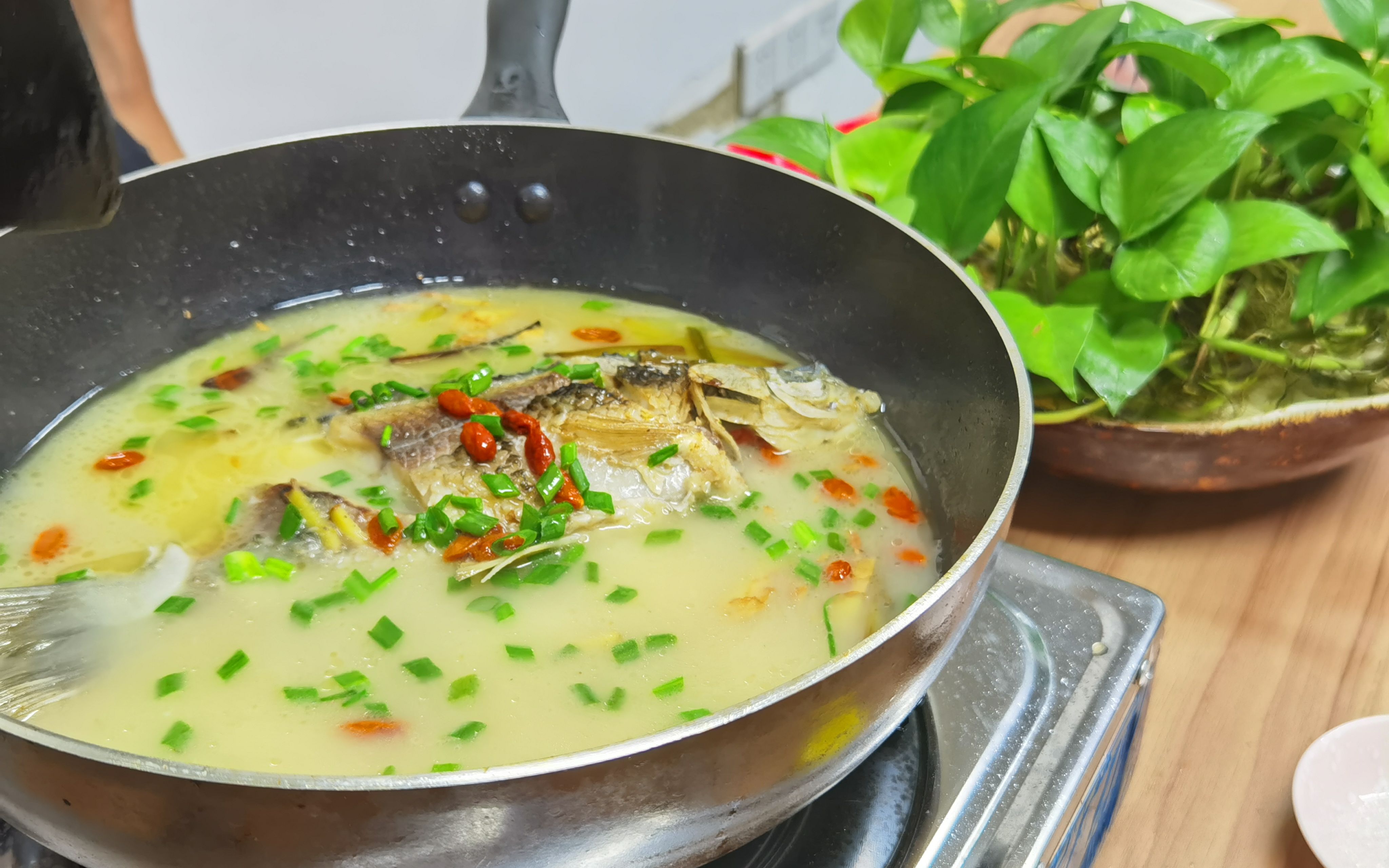 山药枸杞鲫鱼汤功效(山药枸杞鲫鱼汤:滋阴补肾,养颜美容)