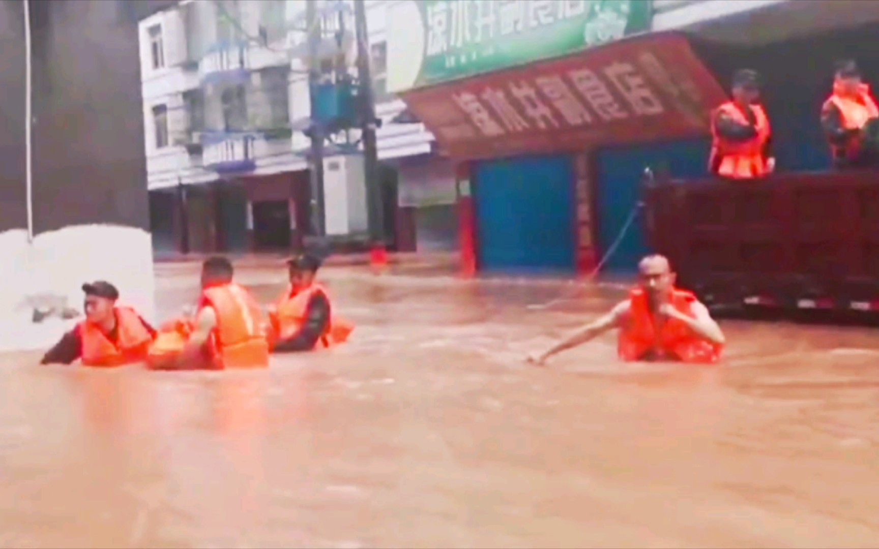 [图]暴雨袭城武警官兵紧急转移群众“解放军永远冲在一线”赶赴受灾区域展开救援！