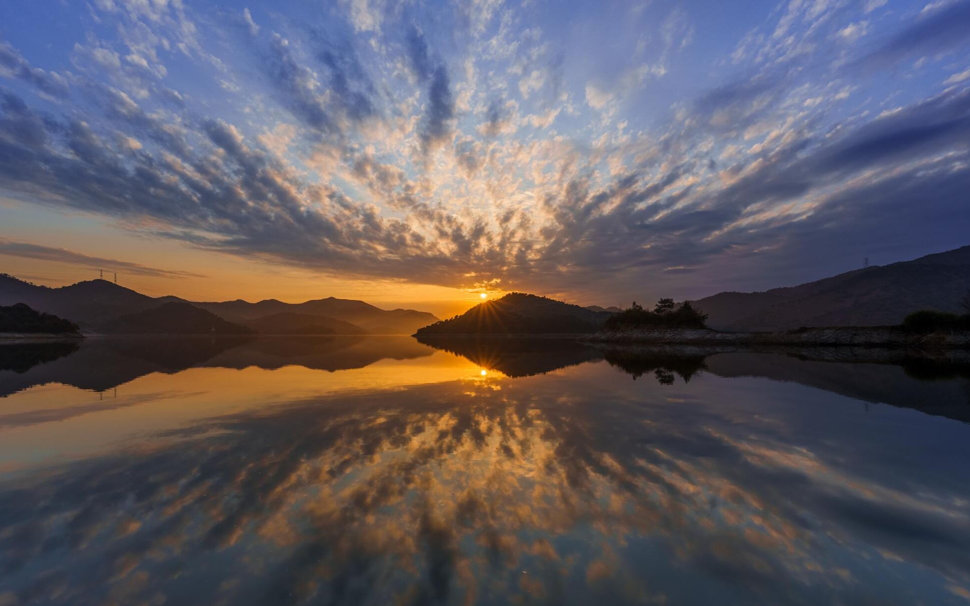 在梅湖水库迎来新年第一缕曙光——风光狗2022年的第一枪_哔哩哔哩