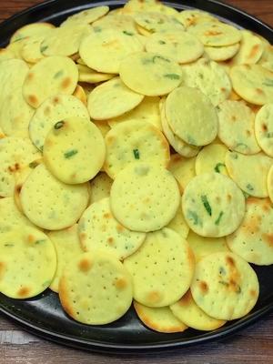 2个鸡蛋041碗面,用平底锅做的小饼干