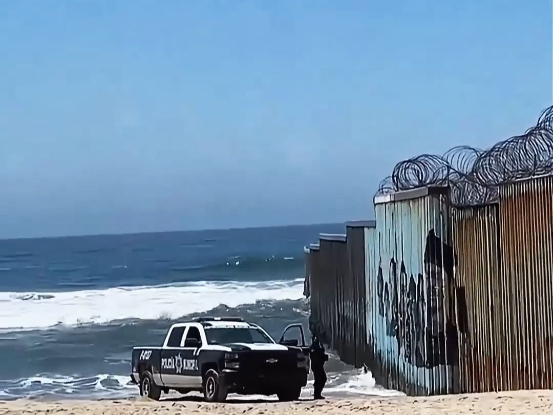 为什么会有人涉险越过美墨边境墙?#科普 #有趣的冷知识 #美墨边境墙