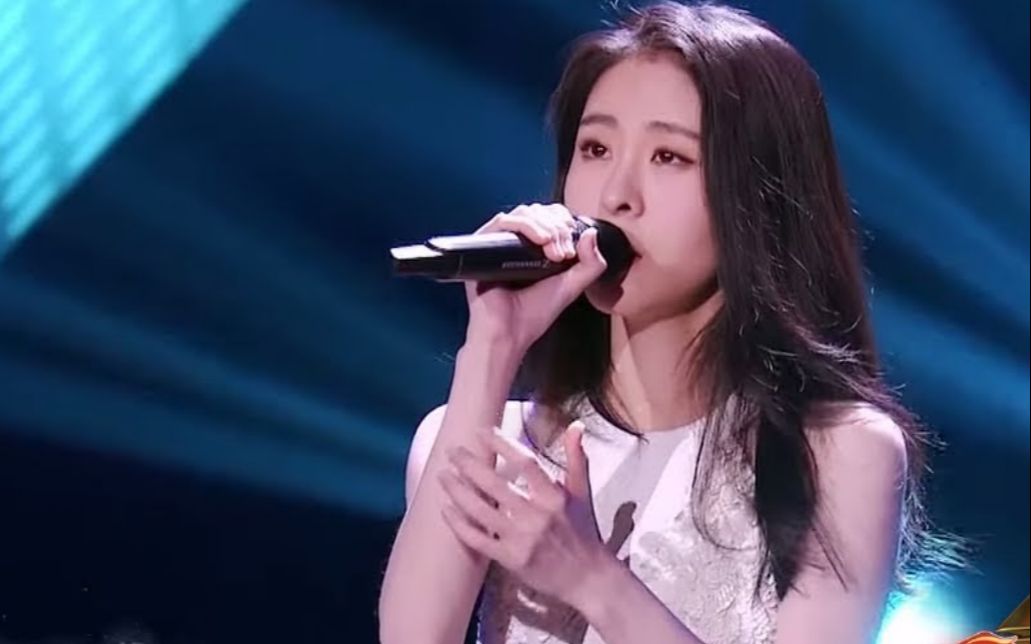 张碧晨不愧是当红女歌手,一开嗓,所有明星都在台下听她唱歌!