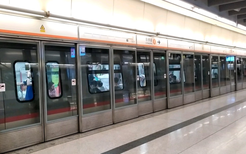 港铁东涌线k-train九龙站进出站