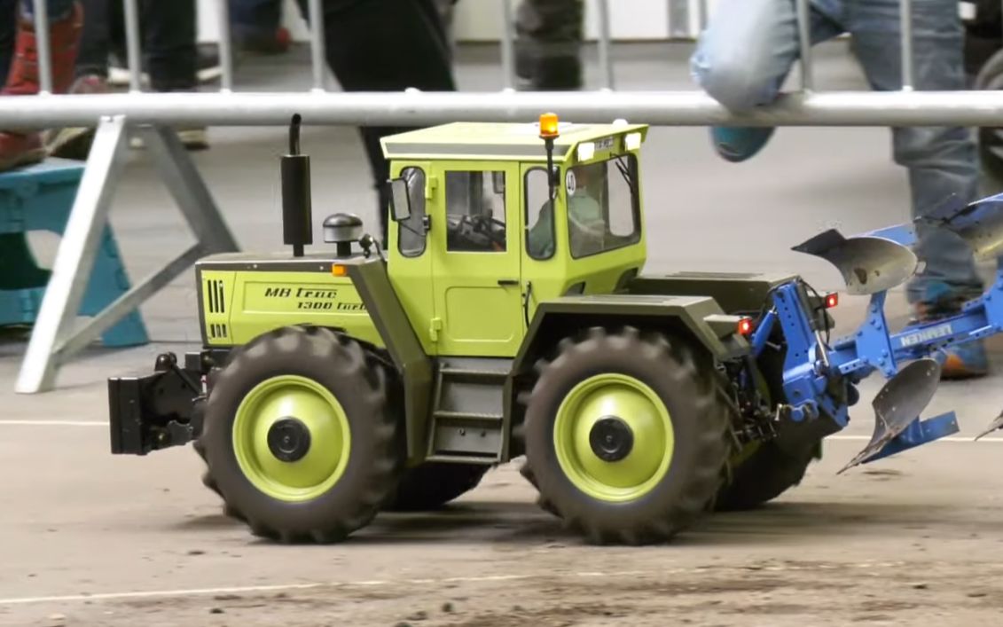 rc遥控约翰迪尔奔驰拖拉机耕田