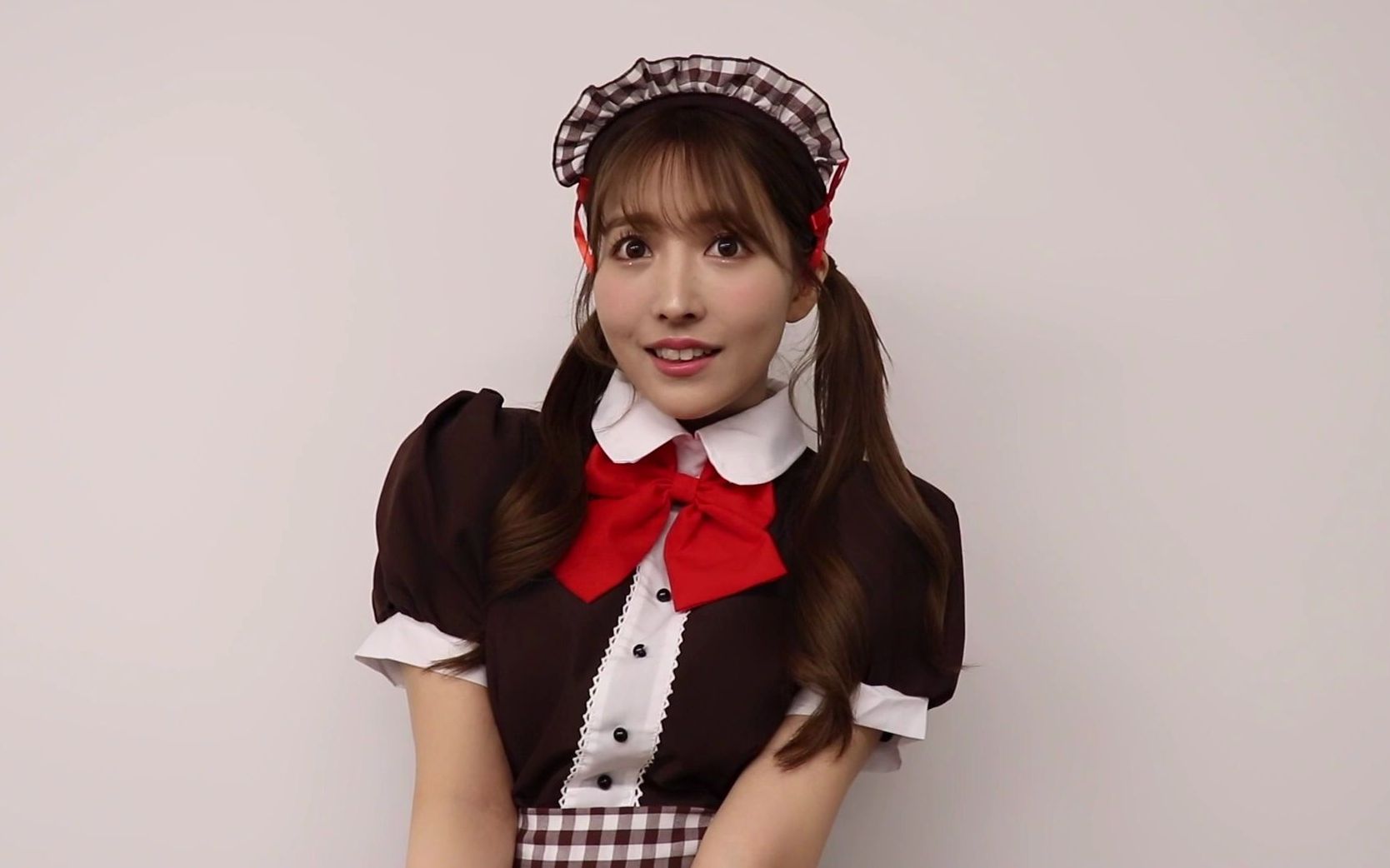 公式三上悠亚被迫穿着女仆装的风格拍视频