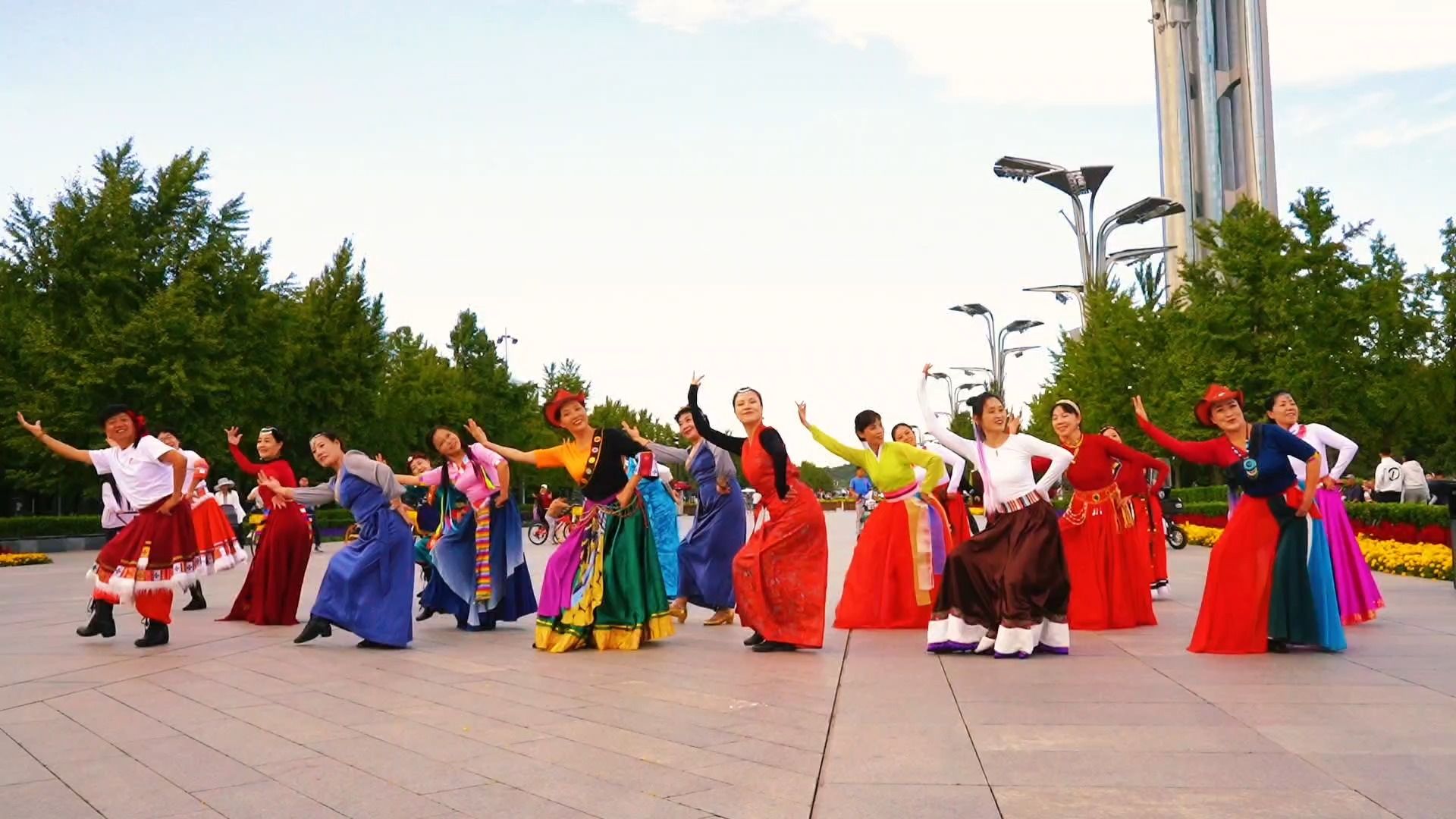 广场舞《拉萨八廓姑娘》网红藏舞团队版,动作整齐优美,歌醉人